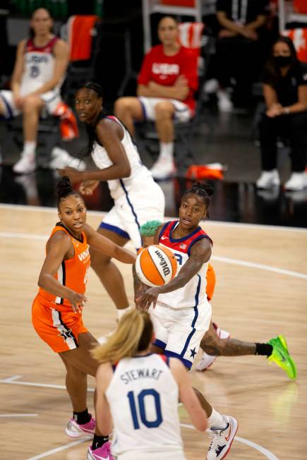 U.S. Women's National Team's Jewell Loyd (4) passes to her teammate Breanna Stewart (10) while ...
