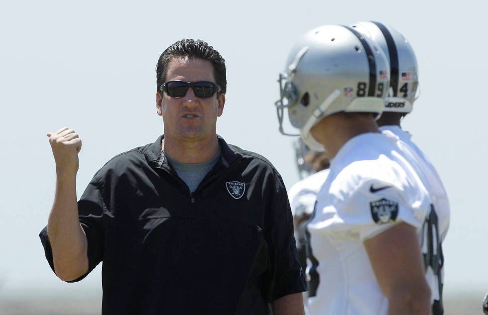 Oakland Raiders offensive coordinator Greg Knapp, left, talks to offensive players at an NFL fo ...