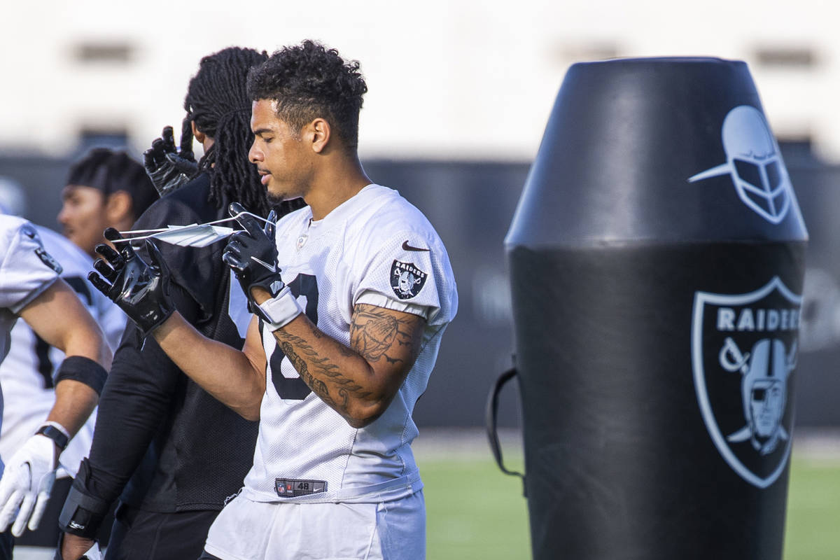 Raiders wide receiver Keelan Doss (18) puts on his mask during the Raiders training camp at the ...