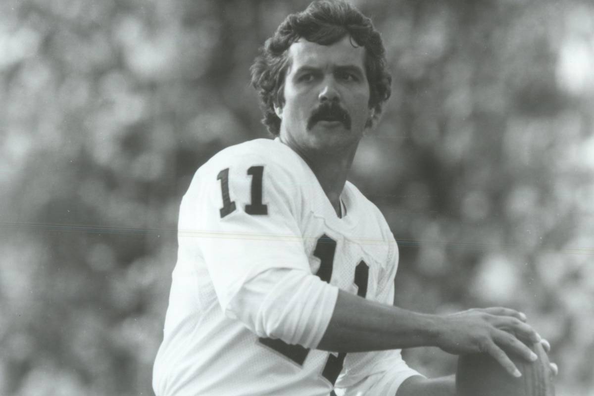 - UNDATED DAVID HUMM, QUARTERBACK, LOS ANGELES RAIDERS (RAIDERS PHOTO/HUMM, DAVID)