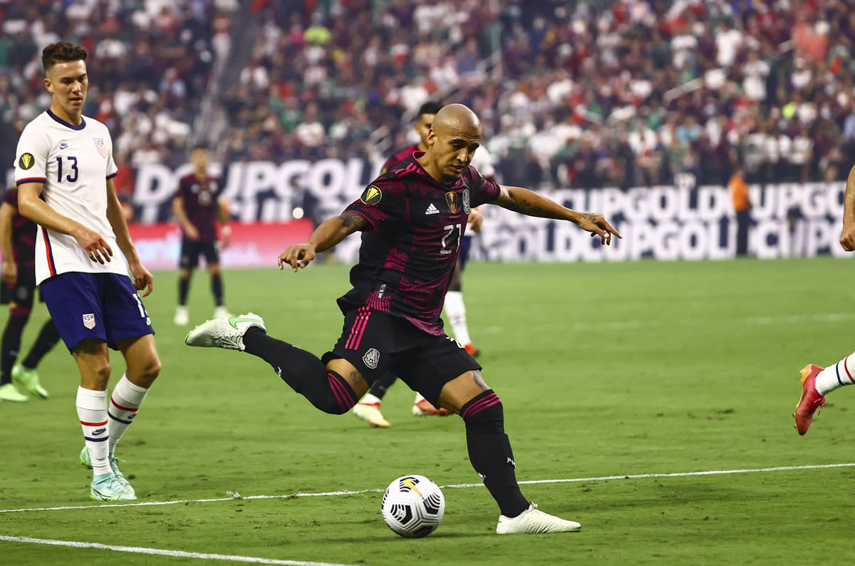 Mexico defender Luis Rodriguez (21) moves the ball against the United States during the first h ...