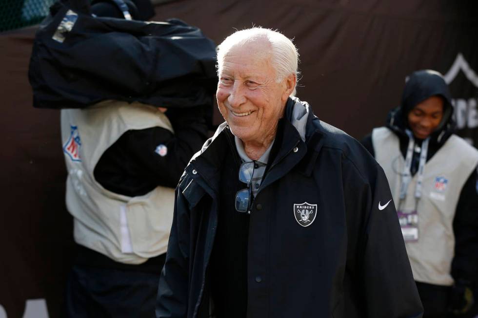 Former Oakland Raiders player Fred Biletnikoff before an NFL football game between the Raiders ...
