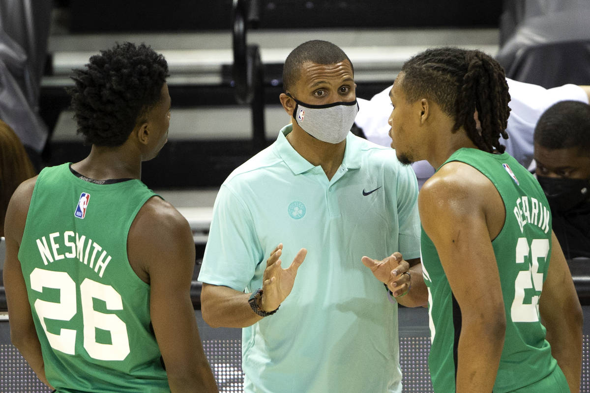 Boston Celtics head coach Joe Mazzulla speaks with players Aaron Nesmith and Juhann Begarin (29 ...
