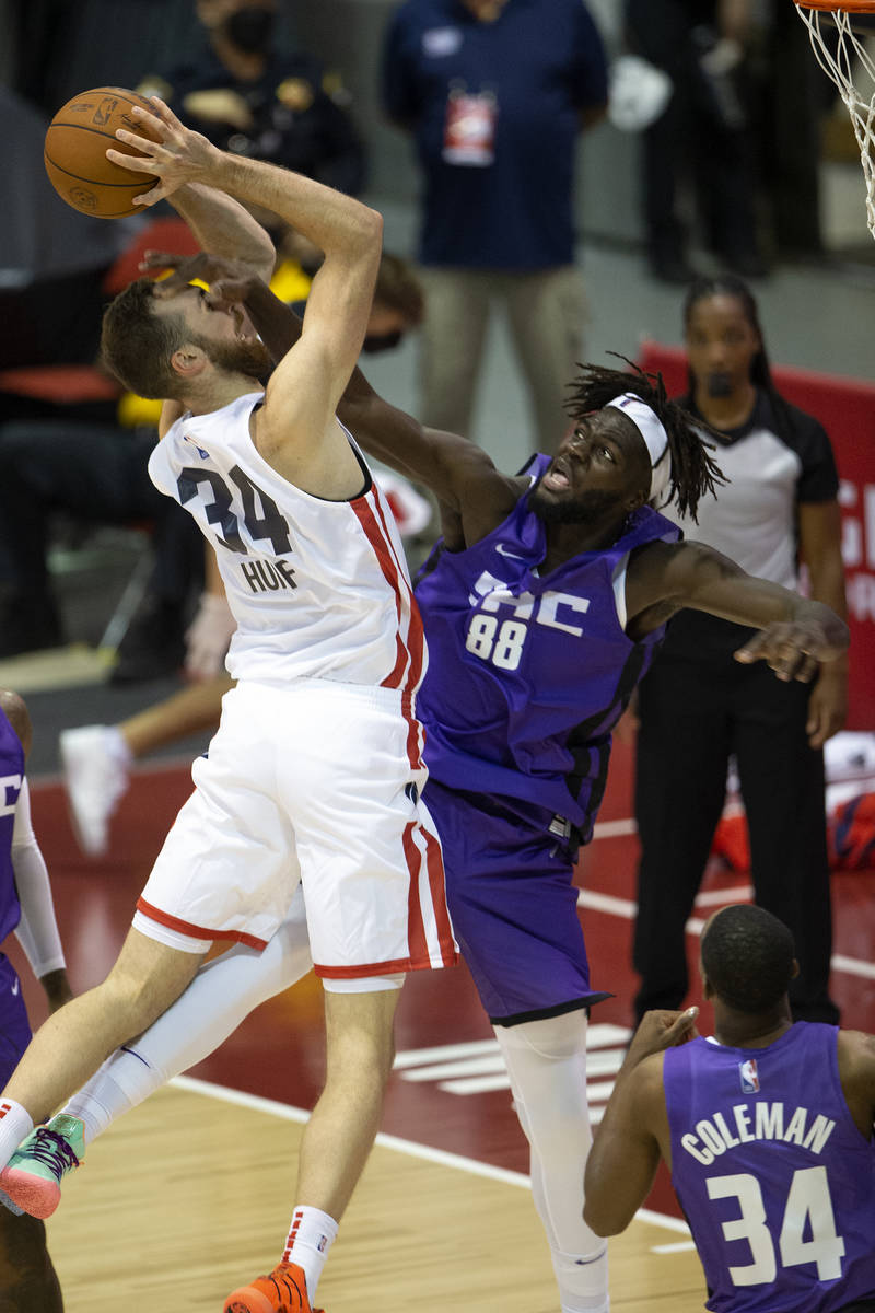 Sacramento Kings center Neemias Queta (88) attempts to thwart a dunk by Washington Wizards forw ...