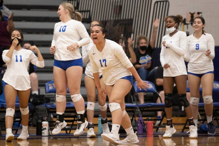 Sierra Vista’s Serenity Sula (17) celebrates a big play with teammates during a girls hi ...