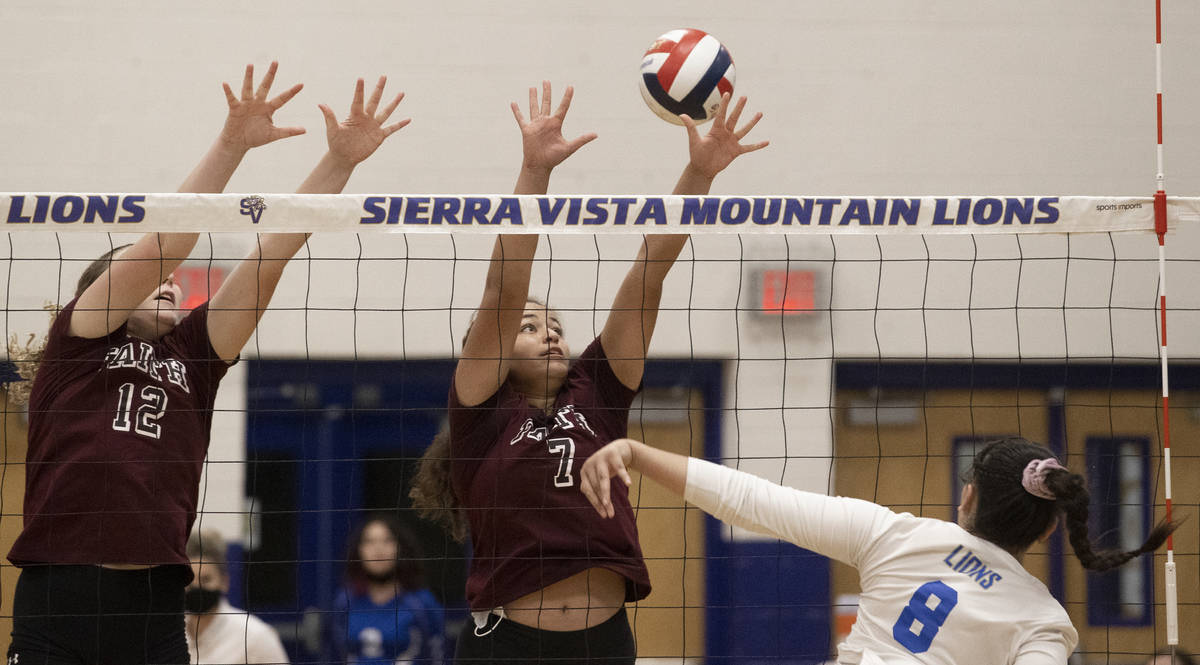 Faith Lutheran’s Kayleigh Kennedy (7) and Delaney Wilson (12) block the shot of Juliette ...