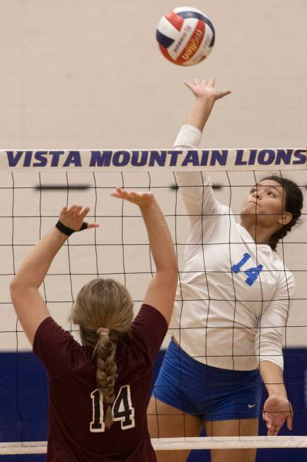 Sierra Vista’s Nazzirene-Alliz Mika Togiola (14) scores a point over Ella Rustand (14) d ...