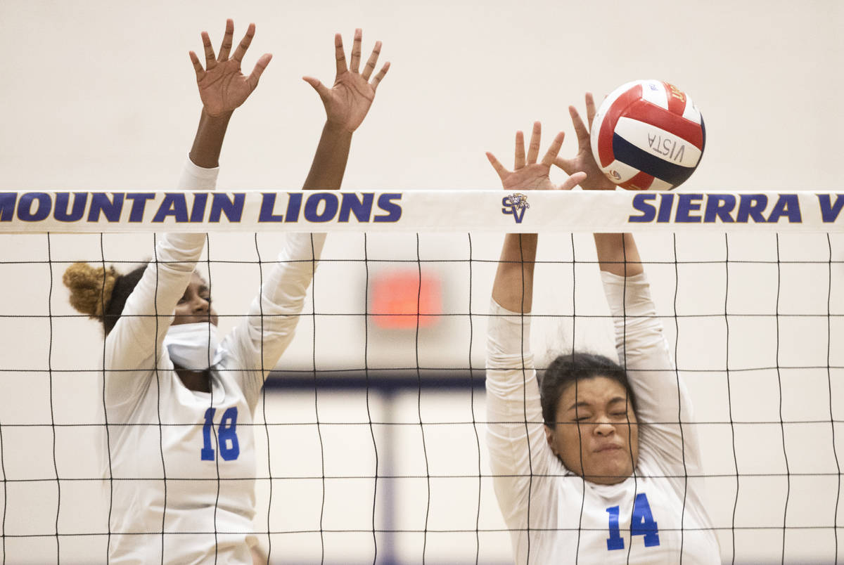 Sierra Vista’s Sumanpreet Kaur (18) and Nazzirene-Alliz Mika Togiola (14) leap to block ...