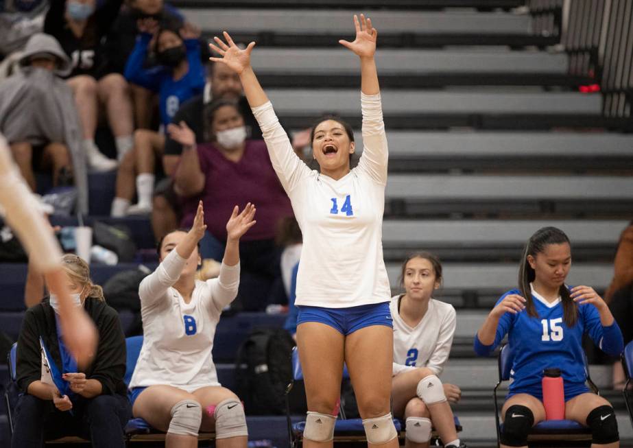 Sierra Vista’s Nazzirene-Alliz Mika Togiola (14) celebrates a big play with teammates du ...