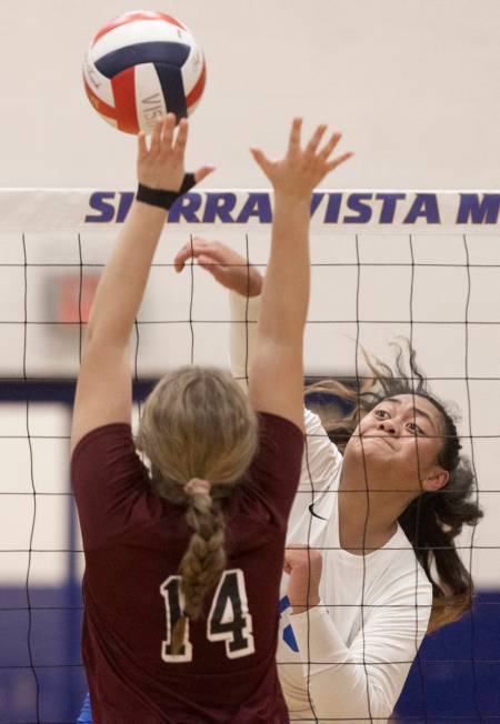 Sierra Vista’s Nazzirene-Alliz Mika Togiola (14) scores a point over Ella Rustand (14) d ...