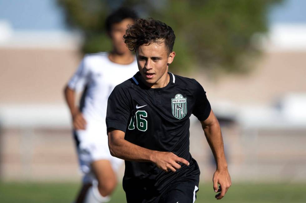 Palo Verde's Richard Antonucci (16) runs the field during a high school soccer game against Lib ...
