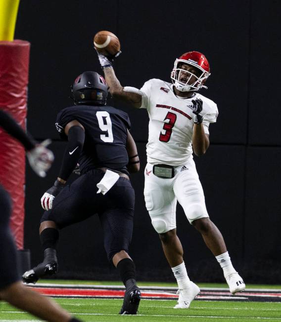 UNLV Rebels linebacker LeShaun Bell (9) puts pressure on Eastern Washington UniversityÕs q ...