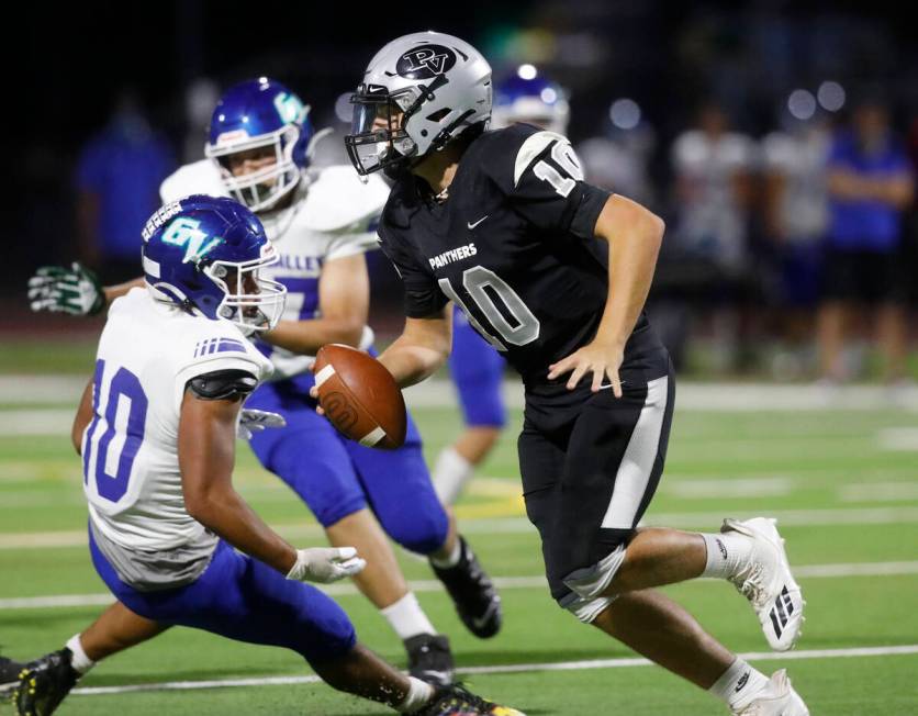 Palo Verde High School's quarterback Davis Whetten (10) carries the ball against Green Valley H ...