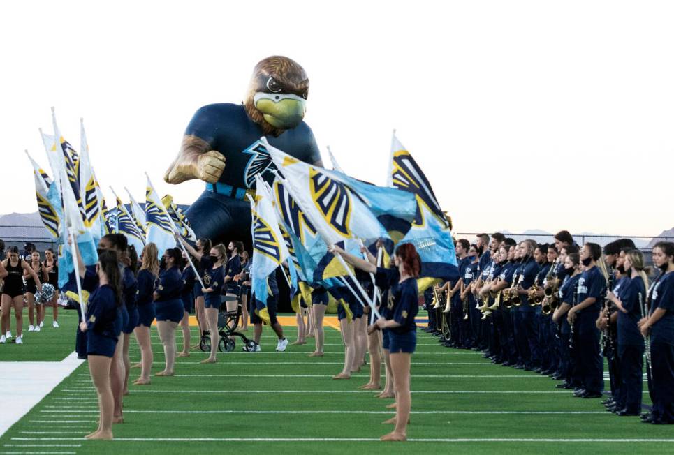 Foothill HighÕs cheerleaders and members of the marching band lined up to welcome their pl ...