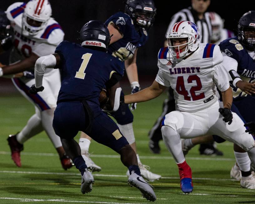 Foothill HighÕs running back Kendric Thomas (1) avoids a tackle from Liberty HighÕs d ...