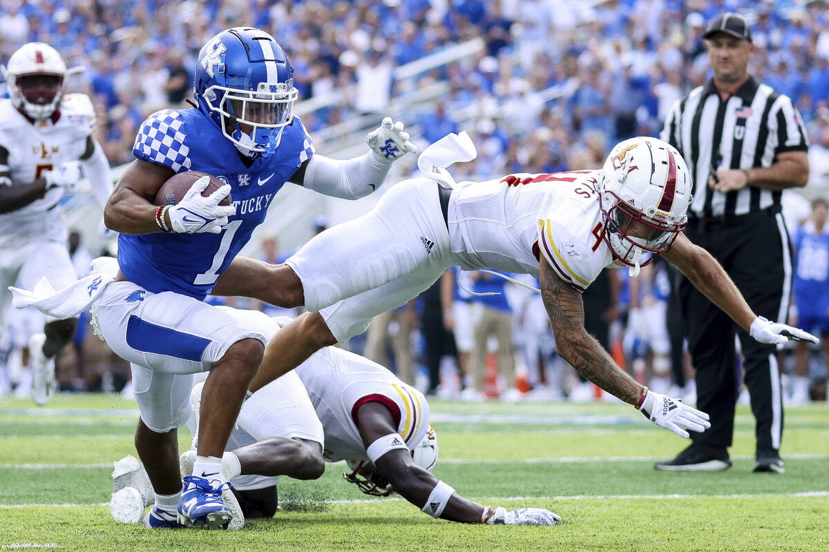 Kentucky wide receiver Wan'Dale Robinson (1) runs the ball into the end zone during the first h ...