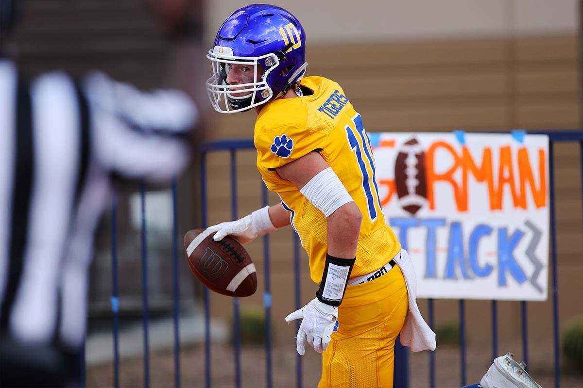 Orem's Lance Reynolds III (10) runs for a touchdown in the third quarter of a football game aga ...