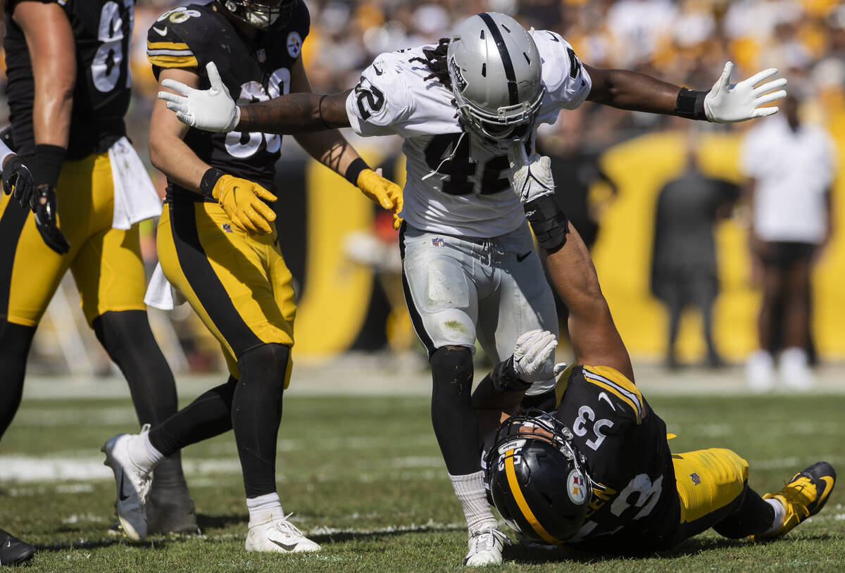Raiders inside linebacker Cory Littleton (42) gets tangled up with Pittsburgh Steelers guard Ke ...