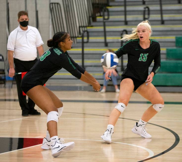 Palo Verde's Dani Robinson (13) bumps to a teammate while Rilee Read (15) looks on during their ...