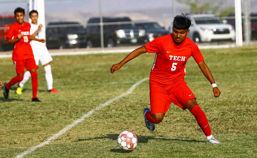 Southeast Career Tech's Carlos Rivera (5) moves the ball against Spring Valley during the first ...