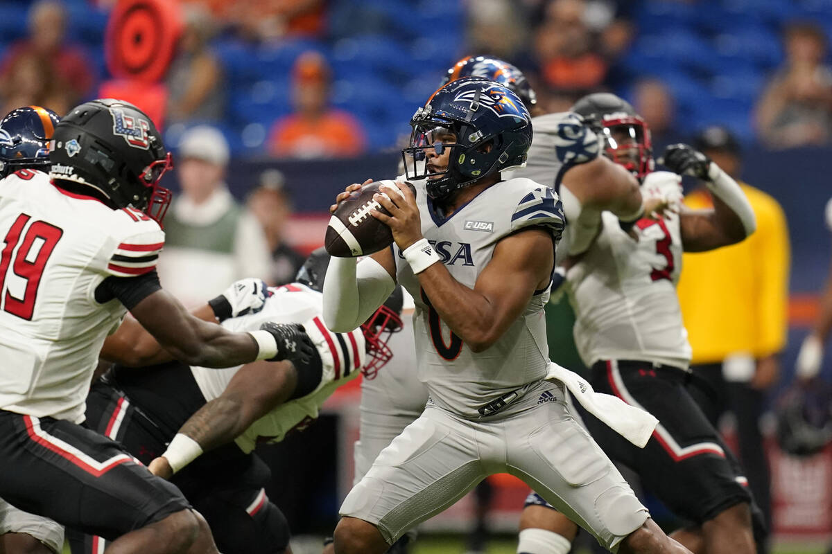UTSA quarterback Frank Harris (0) looks to throw under pressure during the first half of an NCA ...