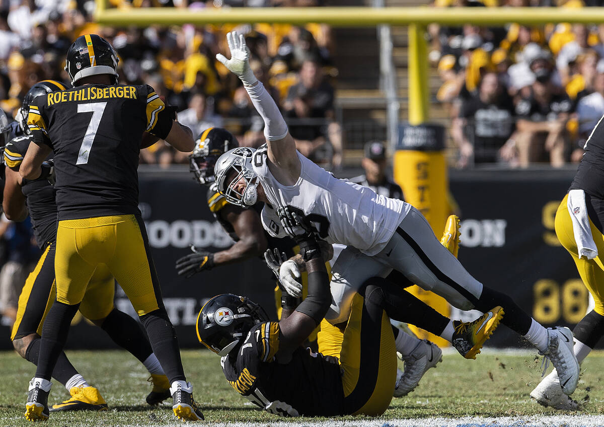 Raiders defensive end Maxx Crosby (98) puts pressure on Pittsburgh Steelers quarterback Ben Roe ...