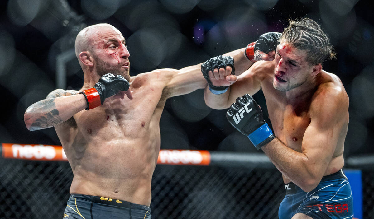 Alexander Volkanovski, left, punches Brian Ortega in the head in the fifth round during their f ...