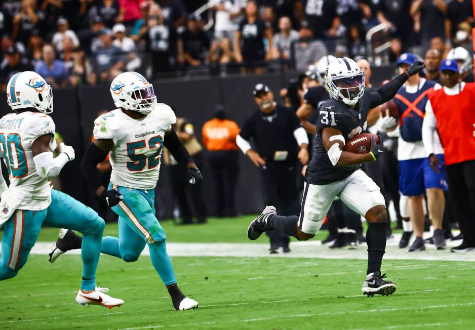 Raiders running back Peyton Barber (31) runs the ball in front of Miami Dolphins middle linebac ...