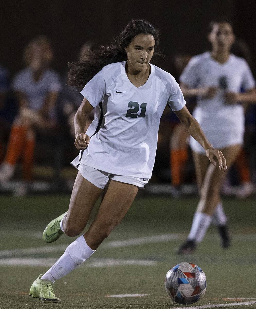 Palo Verde’s NaTaija Blaylock runs with the ball against Palo Verde during the second half of ...
