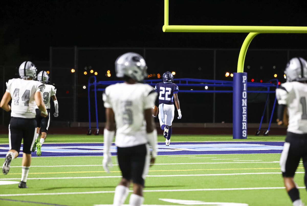 Canyon Springs' Omarion Ireland (22) runs the ball to score a touchdown against Palo Verde duri ...