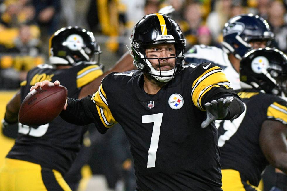 Pittsburgh Steelers quarterback Ben Roethlisberger (7) looks to pass against the Seattle Seahaw ...