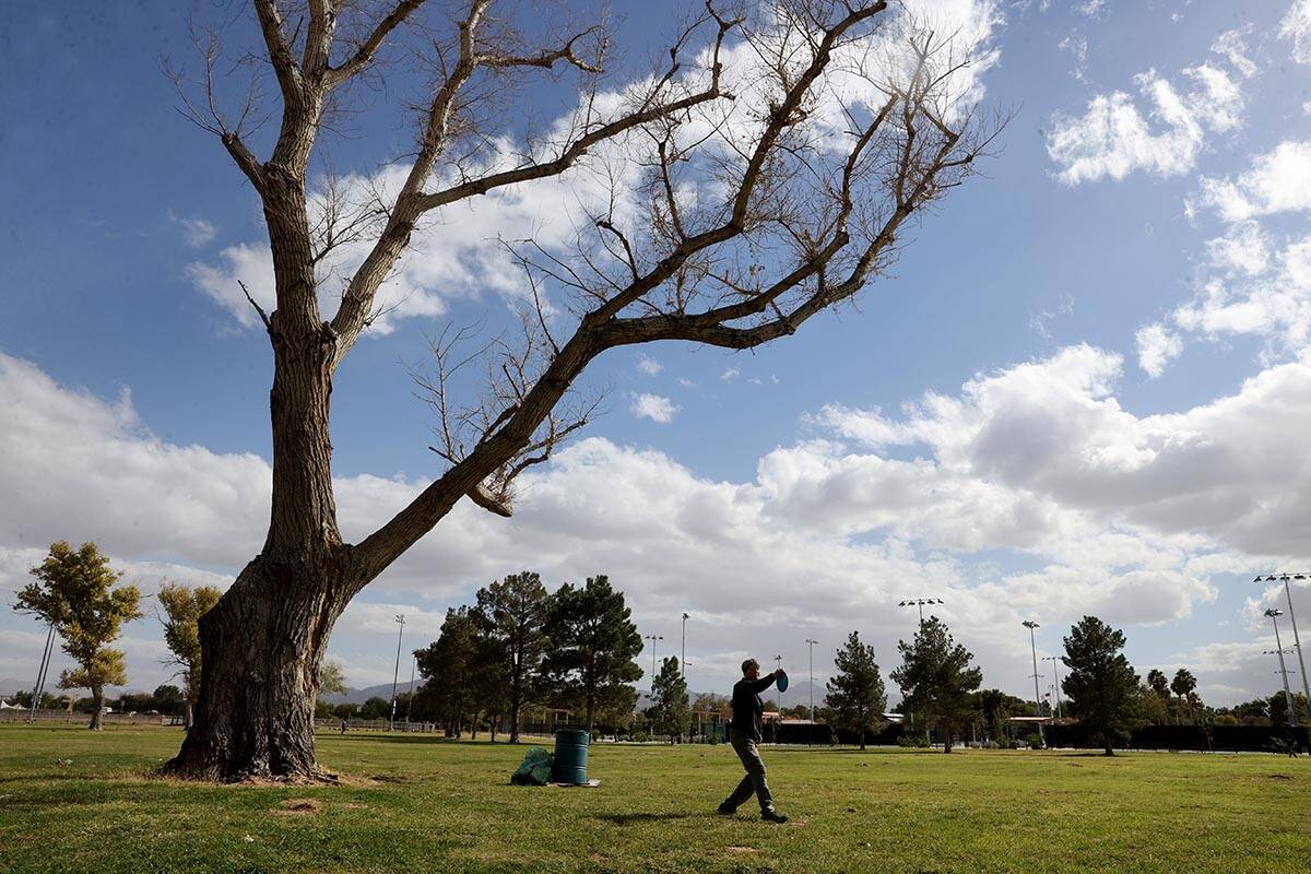 Laurie Chupa of Las Vegas during a practice round of disk golf at Sunset Park on Monday, Oct. 1 ...