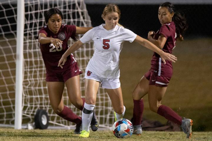 Coronado's Kerrigyn Lynam (5) fights for possession with Desert Oasis' Makena Siaki (20) and De ...