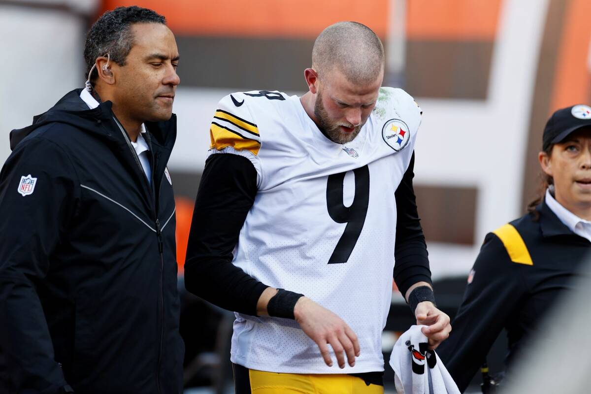 Pittsburgh Steelers kicker Chris Boswell (9) walks off the field after an injury during the fir ...