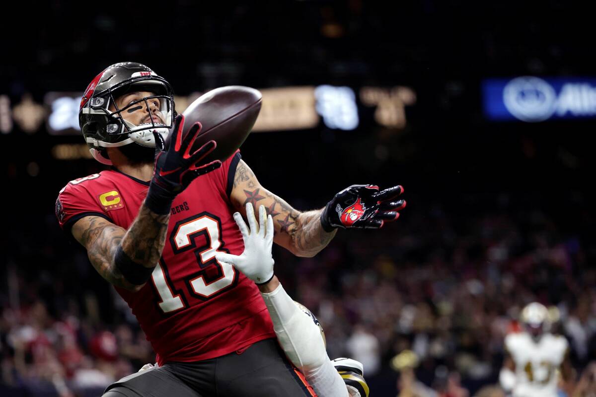 Tampa Bay Buccaneers wide receiver Mike Evans (13) pulls in a touchdown reception in the second ...