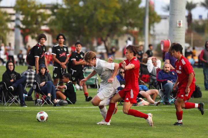 Bishop Gorman High Schoolճ Nathaniel Roberts (8) tries to reach the ball before Coronado ...