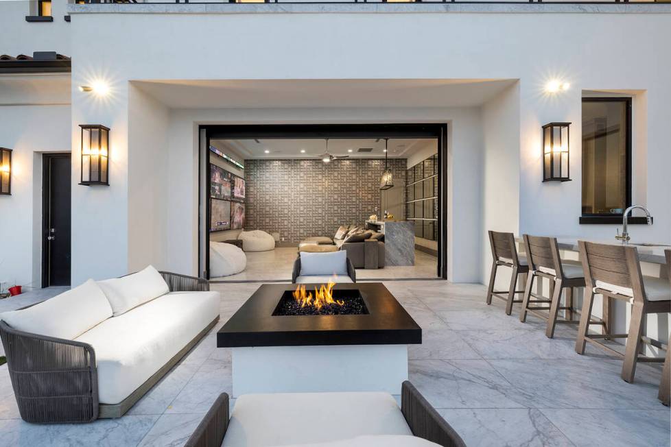 The lounge. (Las Vegas Sotheby’s International Realty)