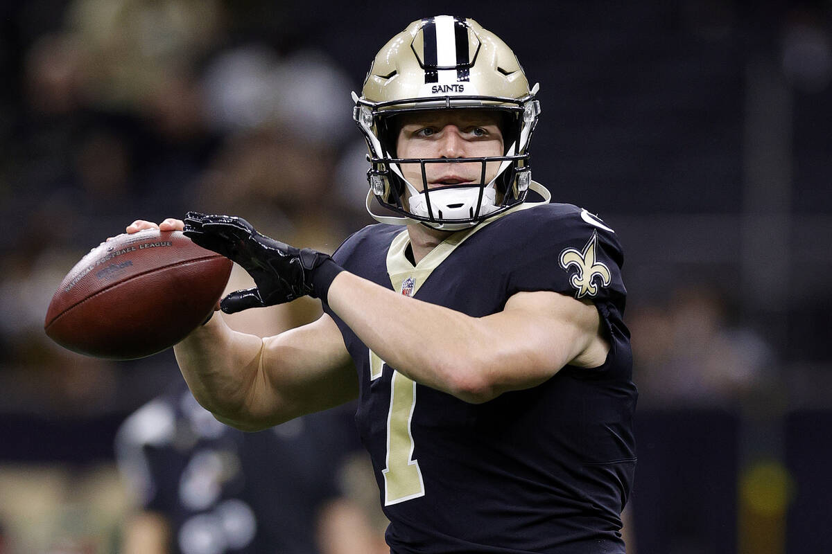 New Orleans Saints quarterback Taysom Hill (7) warms up before an NFL football game against the ...