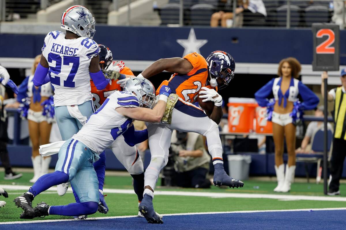 Dallas Cowboys safety Jayron Kearse (27) and linebacker Luke Gifford, center, are unable to kee ...