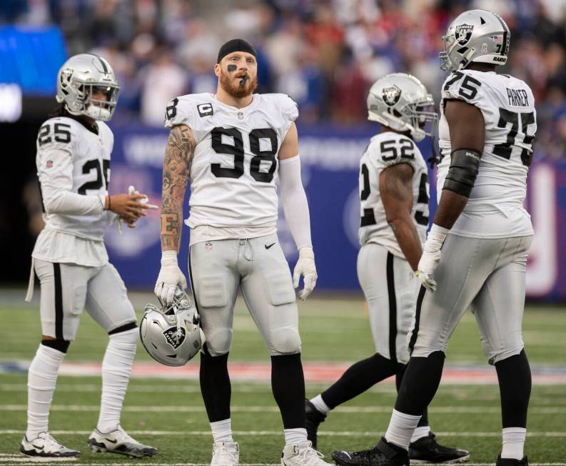 Las Vegas Raiders defensive end Maxx Crosby (98) looks dejected after a late Raiders turnover i ...