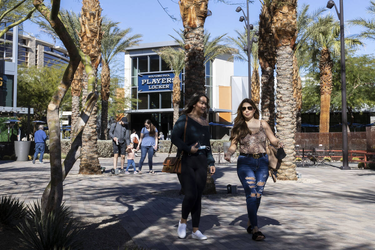 Shoppers walk at Downtown Summerlin Mall, on Friday, Nov. 12, 2021, in Las Vegas. (Bizuayehu Te ...