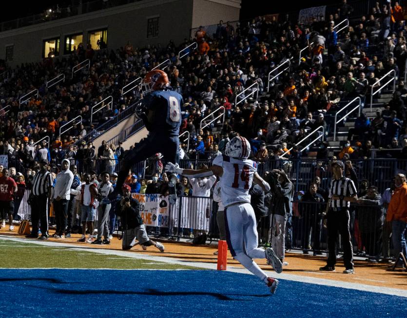 Bishop GormanÕs wide receiver Maleik Pabon (8) catches a touchdown pass as LibertyÕs ...