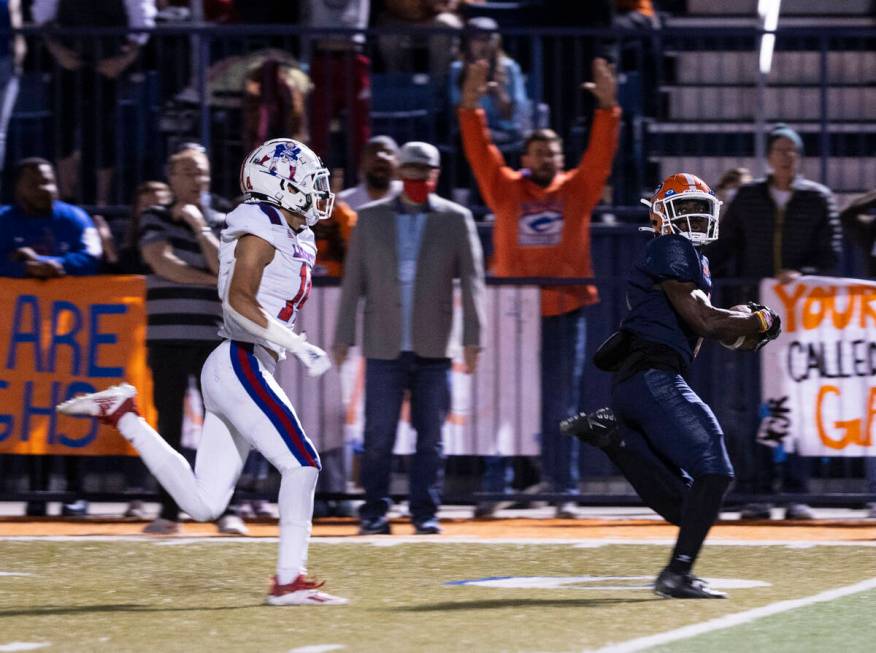 Bishop GormanÕs wide receiver Zachariah Branch (1) catches a touchdown pass as Liberty Hi ...