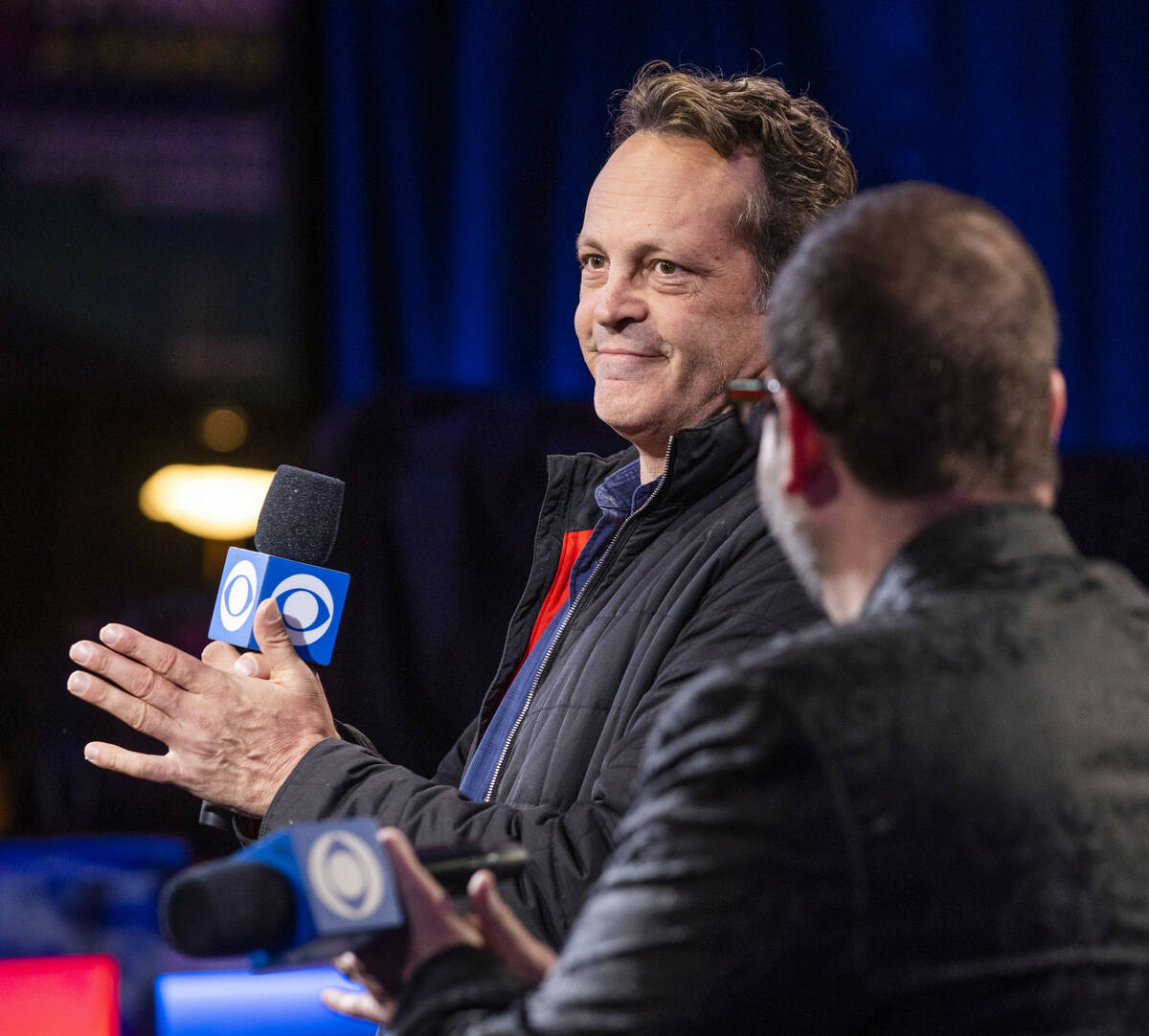 Actor Vince Vaughn applaudes players at the final table for the $10,000 buy-in Main Event at th ...