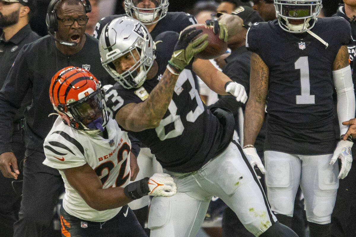 Raiders tight end Darren Waller (83) makes a catch as Cincinnati Bengals cornerback Chidobe Awu ...