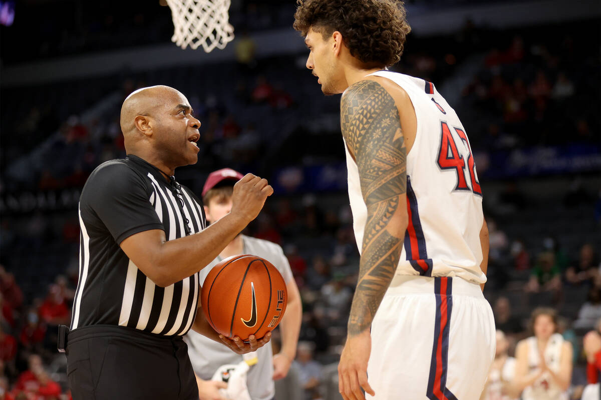 The referee warns St. Mary's Gaels forward Dan Fotu (42) during the first half of the NCAA Maui ...