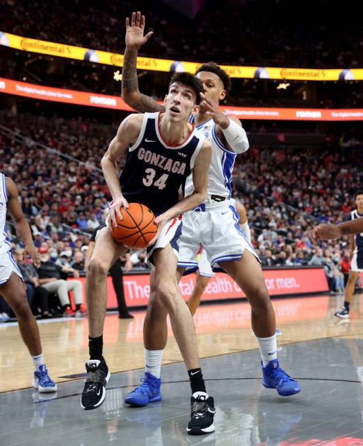 Gonzaga Bulldogs center Chet Holmgren (34) looks to shoot past Duke Blue Devils forward Paolo B ...