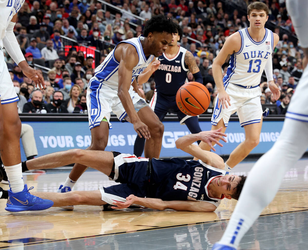 Gonzaga Bulldogs center Chet Holmgren (34) loses the ball against Duke during the first half of ...