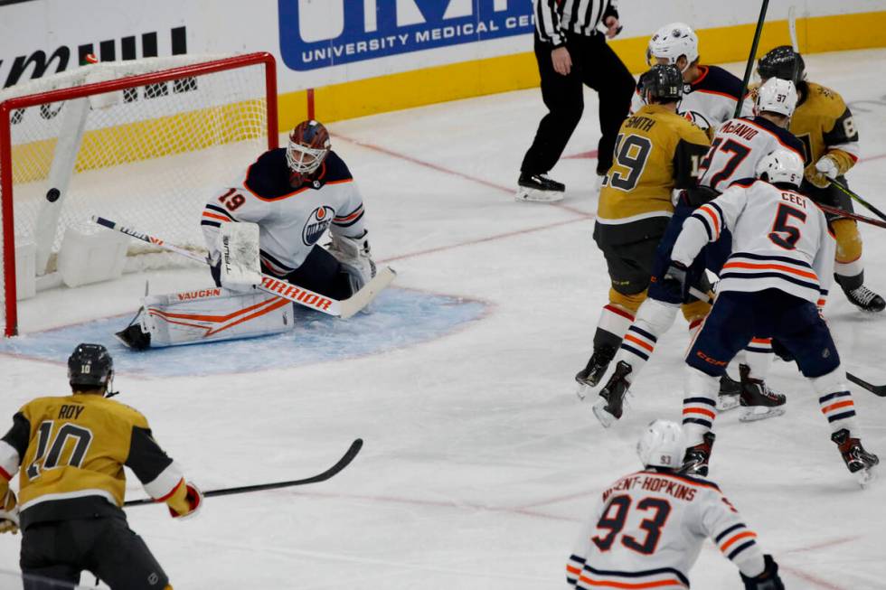 Golden Knights right wing Reilly Smith (19) scores a goal against Edmonton Oilers goaltender Mi ...