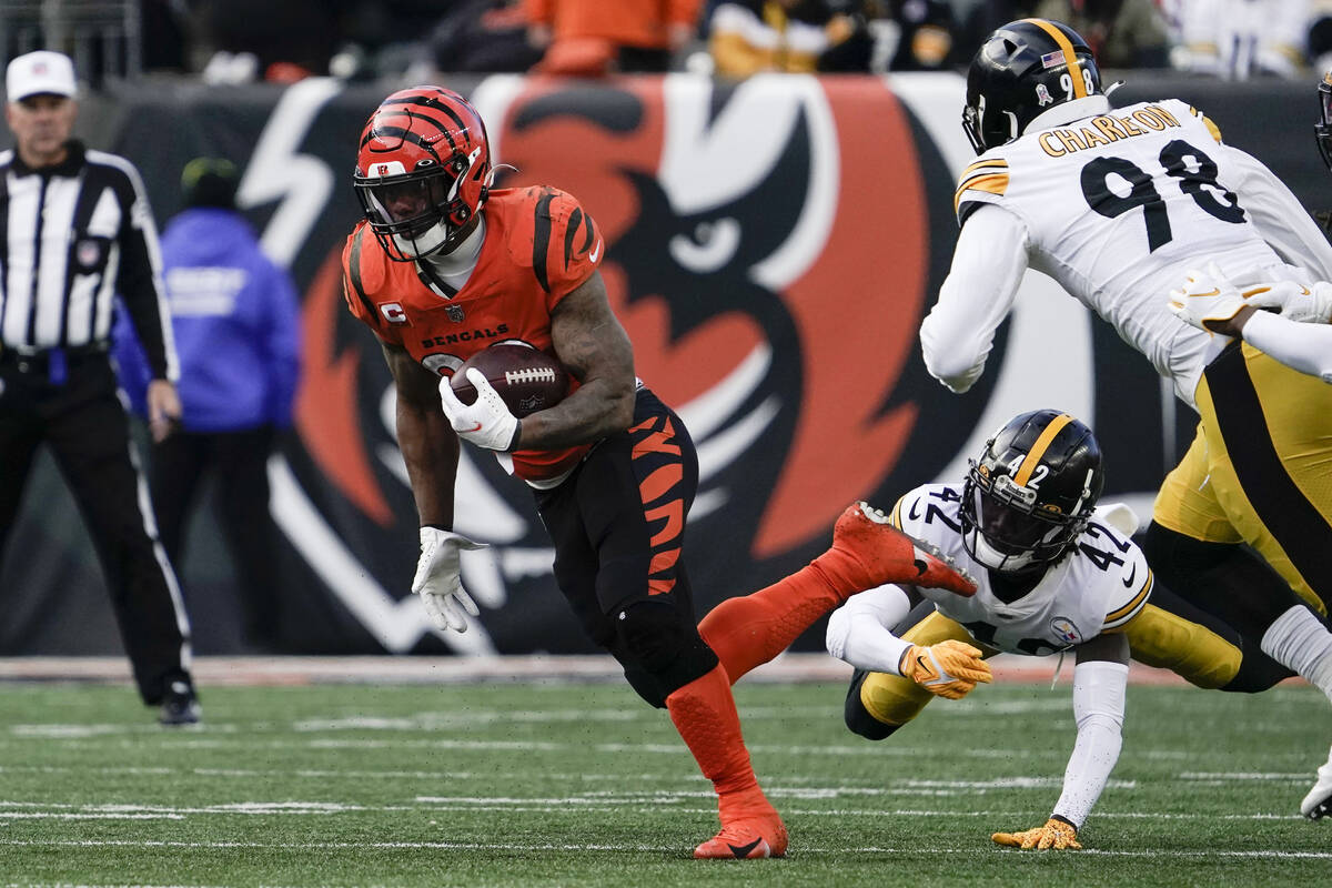 Cincinnati Bengals running back Joe Mixon (28) plays during an NFL football game against the Pi ...